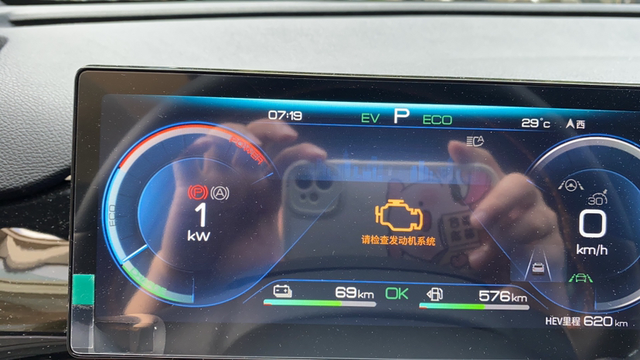 提车一个月，跑两次售后了

提了车没多久就提示发动机故障，跑去售后看了半小时，说