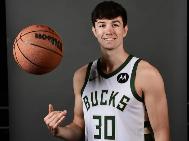 联盟消息人士透露，雄鹿已和科马克-瑞安达成一份双向合同。
瑞安是发展联盟威斯康星