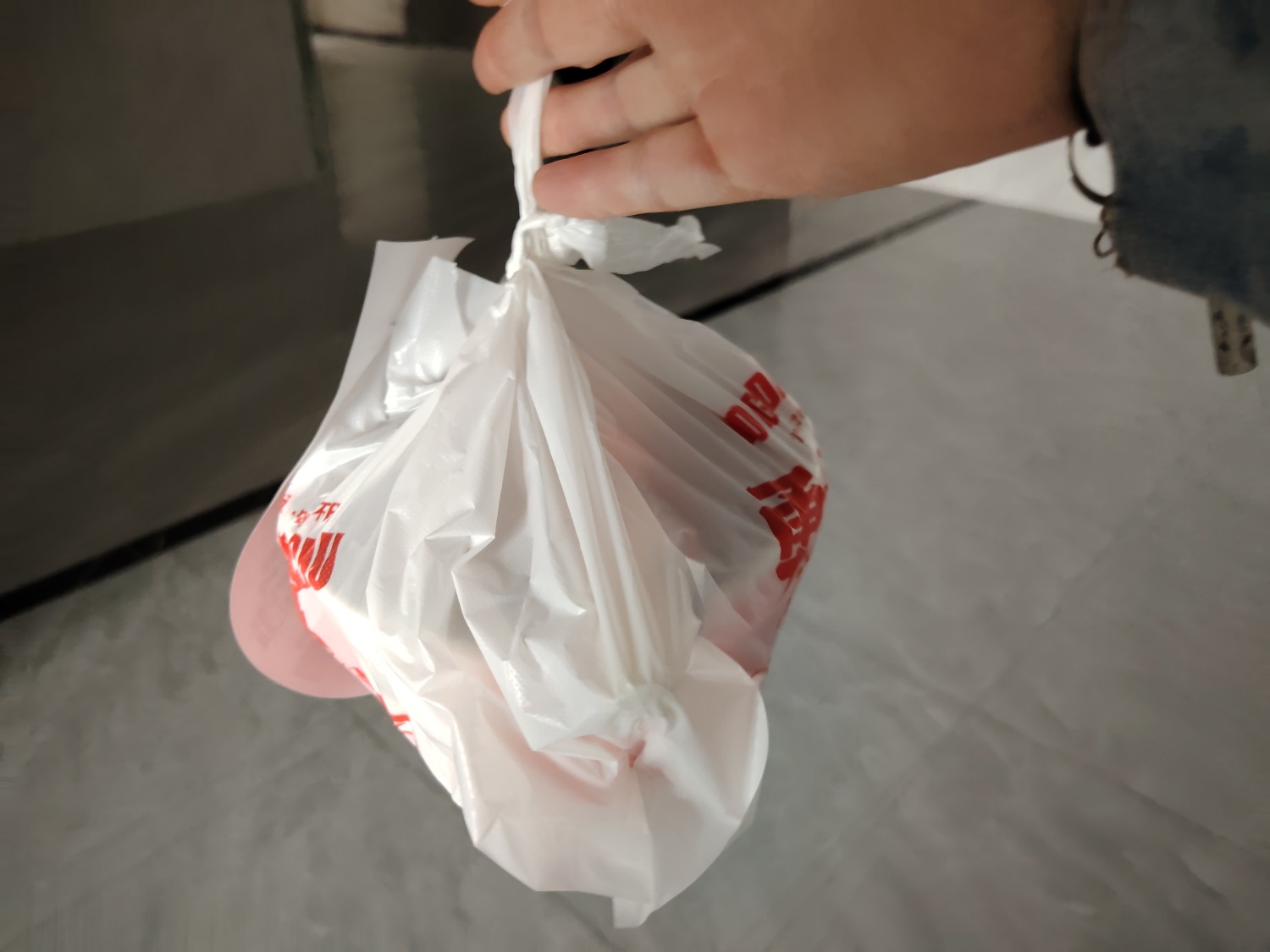 如果遇到那种顾客自取的订单，骑手是直接在店里点送达呢？还是需要跑一个路线轨迹，在