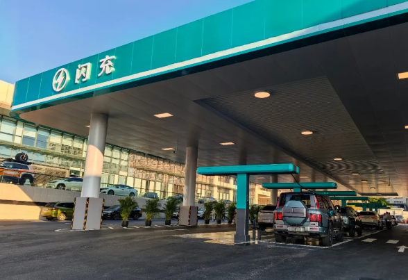 最近，吉利也发布了超快充电技术车型：插混电池充电10%-80%只要10分钟，极氪