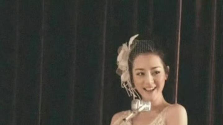 迪丽热巴素人婚纱照曝光，顶流颜值原来从小美到大