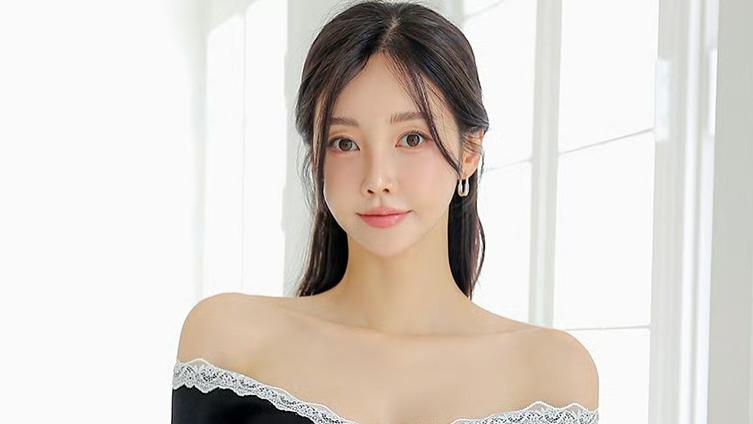 紫橙落花镶白边，婀娜多姿俏如嫣，唇角微波荣更灿，­亭亭淑静举止间