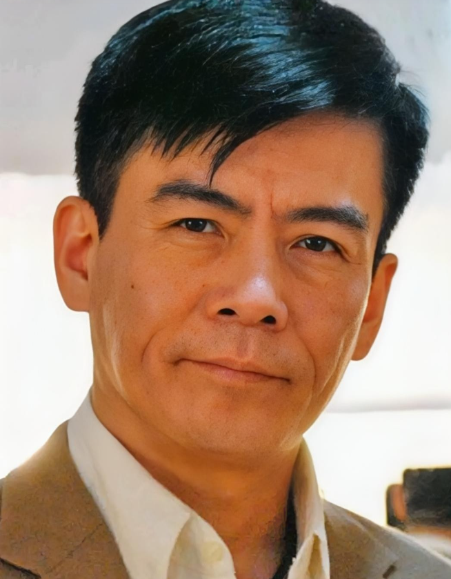 大家还记得这位男演员吗
他今年60岁，土生土长吉林人，毕业于北京电影学院。他身高