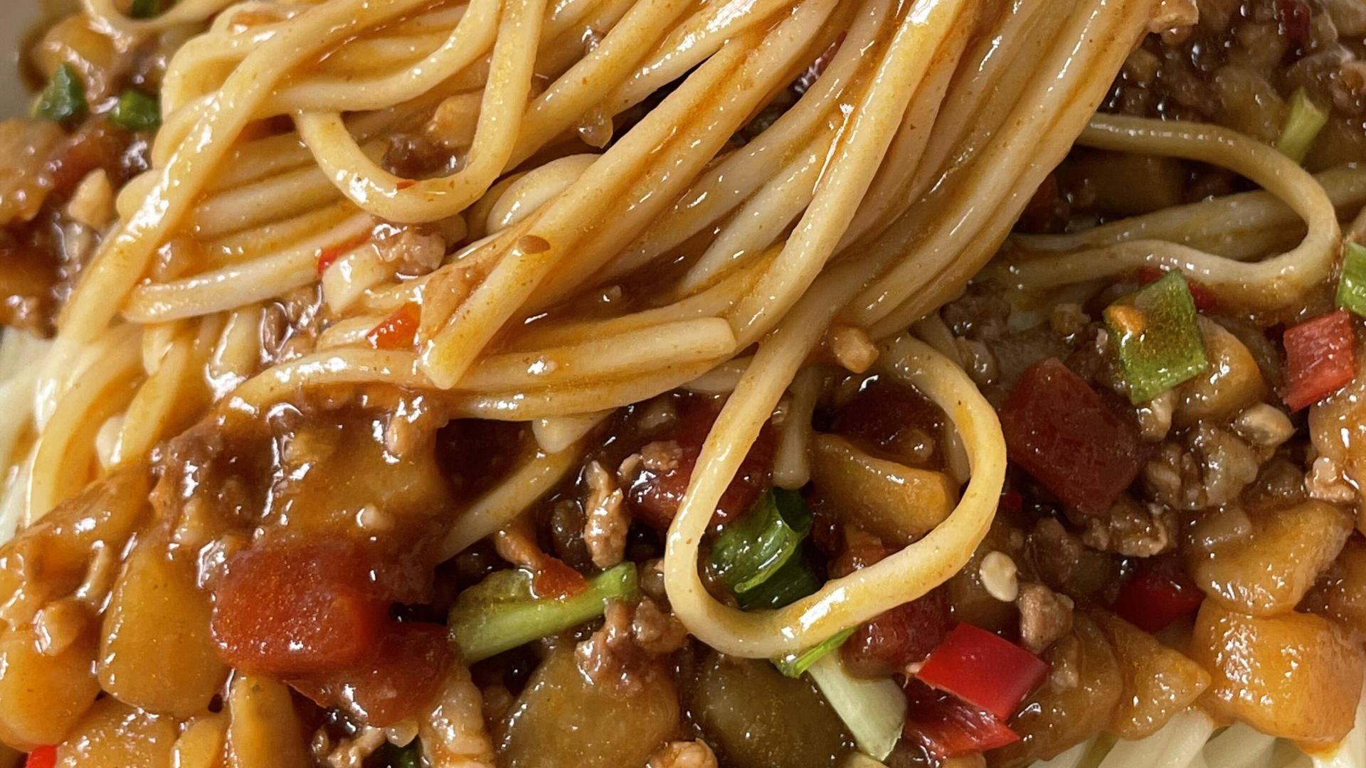 一碗土豆肉酱面，藏着家的温度与香气