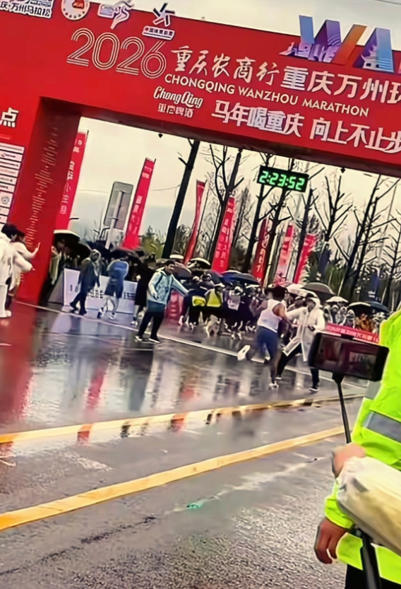 马拉松选手在终点冲刺时，心情充满了喜悦，若是作为冠军，冲线时喜悦更难以言表！
若