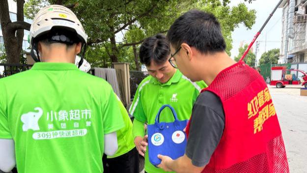 夏日送清凉 情系新就业群体
