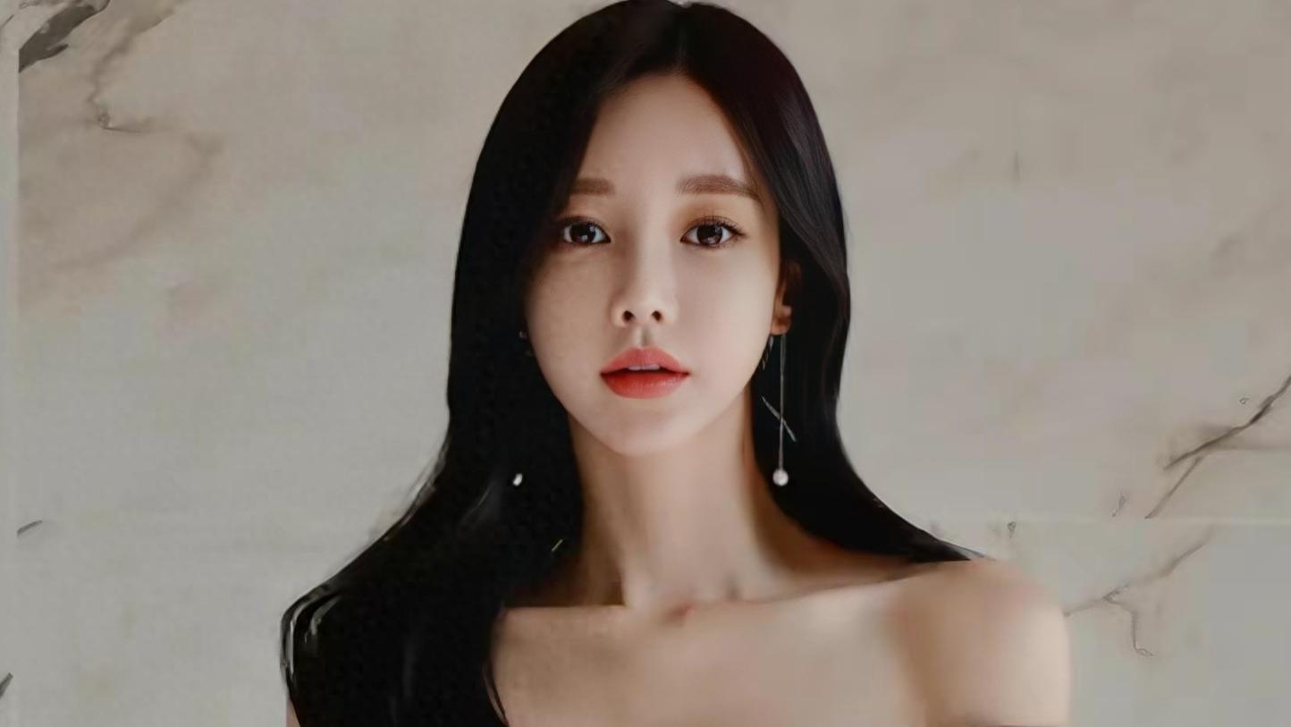 霓裳羽衣上云霄，千回百转舞态娇，秀美之姿掩今古，碧叶荷花别样娆