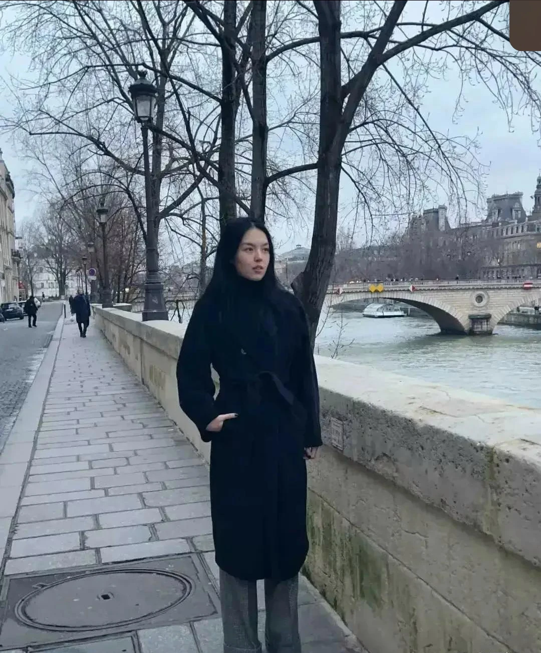 李咏的女儿在法国街头，父亲去逝时，给她留下了巨额遗产。看来她生活得不错，衣食无忧