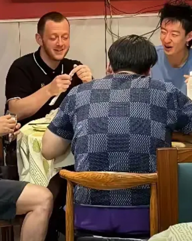 球品人品双一流！吴宜泽真是个有情有义的小帅哥。
看到这个画面瞬间让觉得小帅哥吴宜