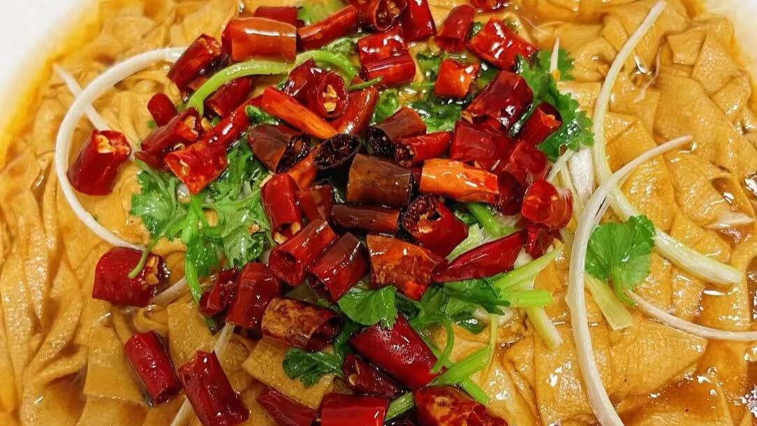 泼油激香唤醒味蕾：一道油淋干豆腐的极致诱惑