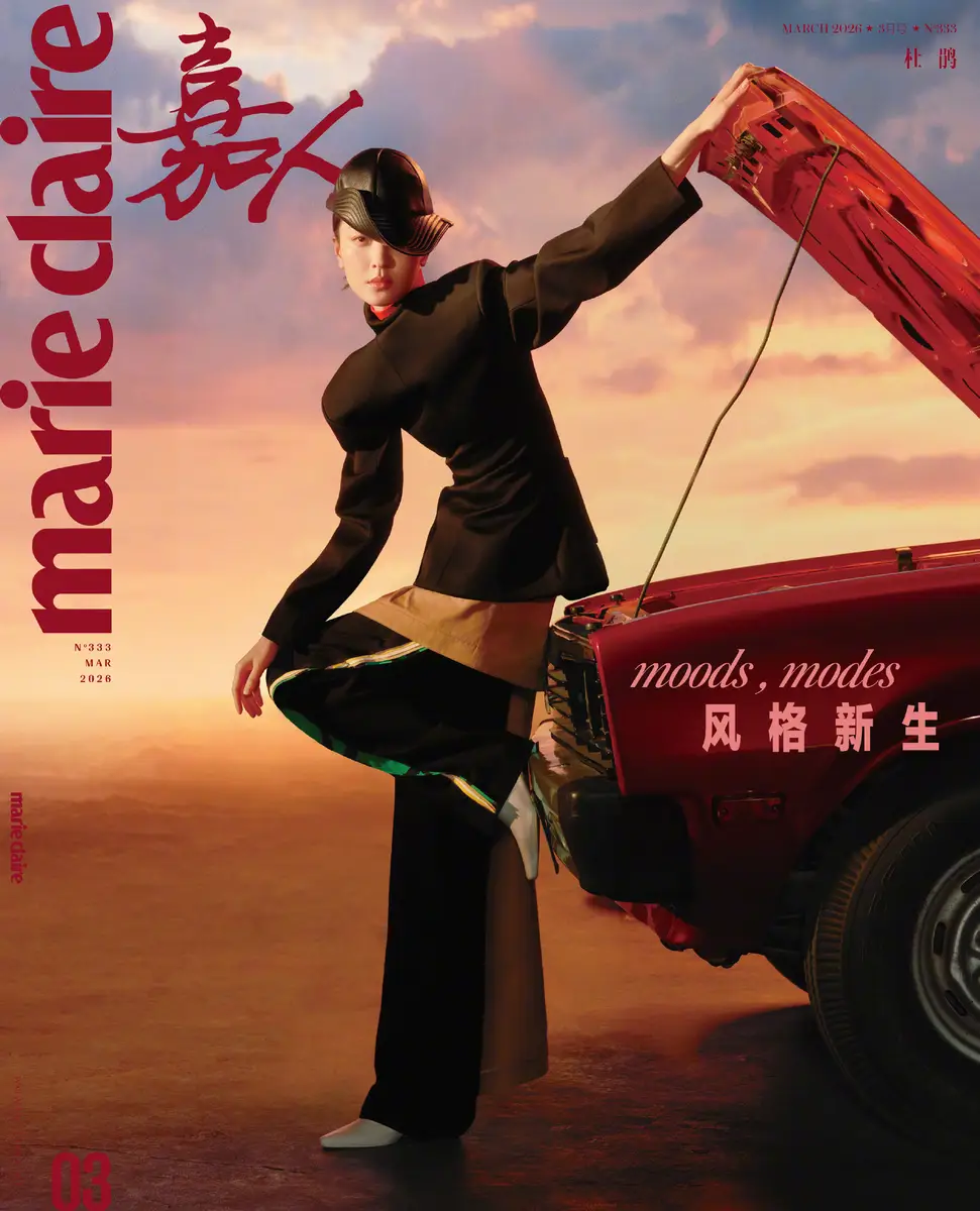 杜鹃演绎复古香车美人大片 暖橙光影交织尽显先锋格调