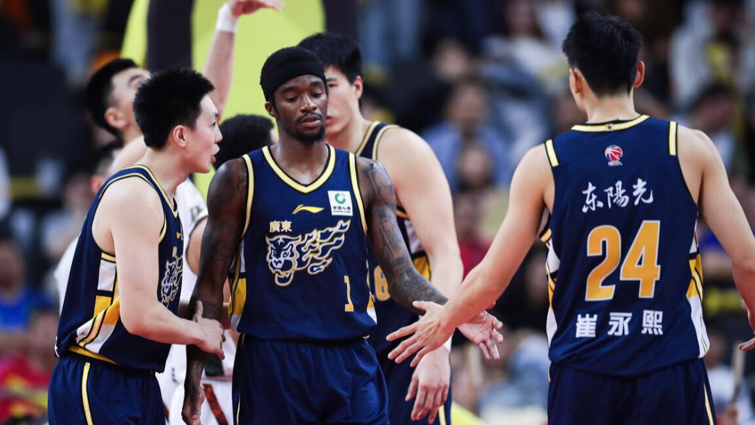 破案！第3节追到差9分，杜锋却执意撤下萨姆纳原因找到，奎因要背锅