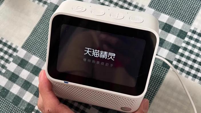 带屏幕的天猫精灵音箱46元清仓，你不来撸一个玩玩吗？