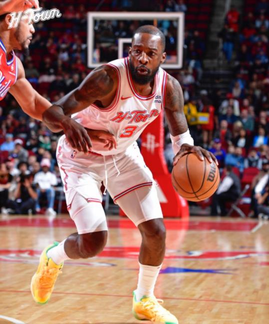 别看外界很多人都认为火箭队会在季后赛第1轮对阵湖人队的比赛里轻松过关，甚至有人觉