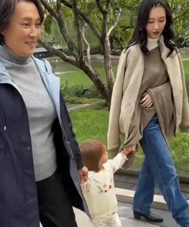 最近被王鸥带娃逛公园的画面暖到了
当天她纯素颜出门，脸上一点妆都没化，头发就自然