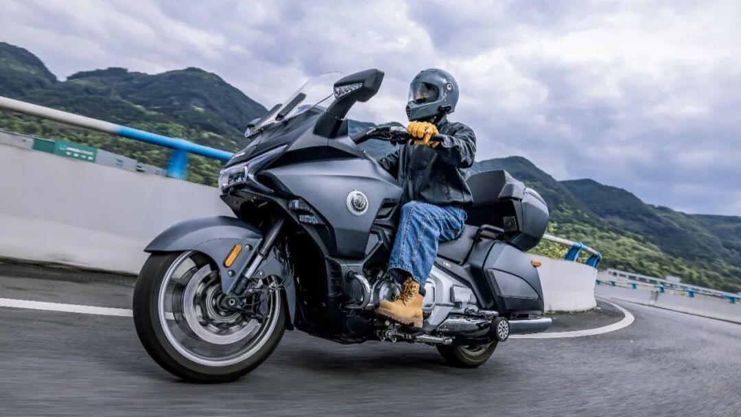 摩旅中年男的体面革命：重舰轻泊不是口号，是单手推车时的真实尊严