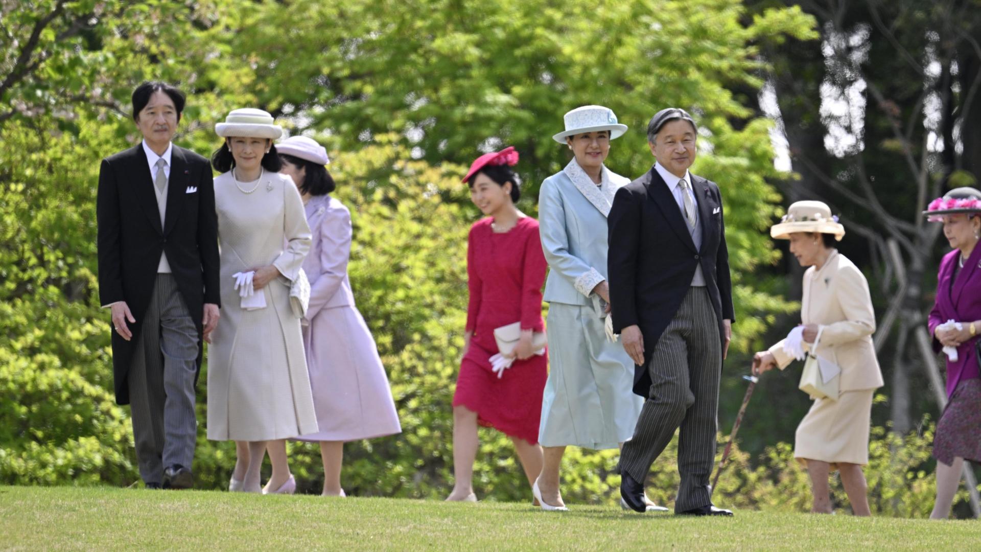 皇室游园会穿搭解析：雅子简约高级，爱子沉稳大气，佳子红裙复古