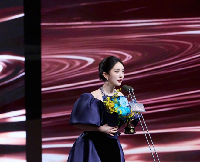 杨幂三封“微博QUEEN”，85花top之争有答案了？