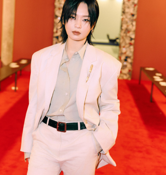 周笔畅里面穿灰色衬衣
外面套着白色的西装，确实是很潇洒，气质也不错
她下身穿白色