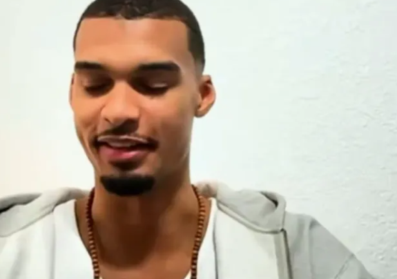 圣安东尼奥马刺队的维克托-文班亚马荣获2025-26赛季NBA年度最佳防守球员。