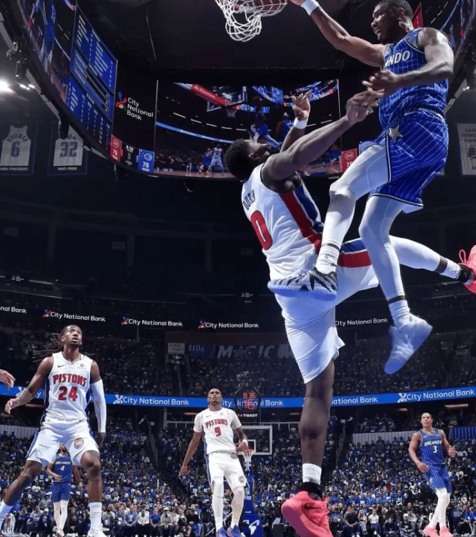 NBA季后赛东部首轮G4魔术（3）94-88（1）战胜活塞。
比赛第四节8分36