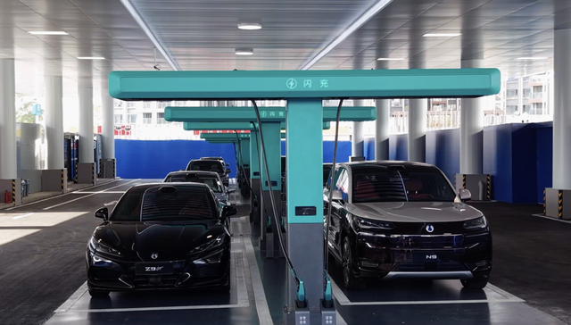 比亚迪闪充站被质疑会亏电？工程师：怕什么，加几个储能柜不就完了？
最近比亚迪闪充