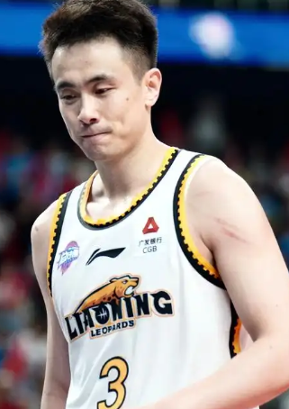 按照郭士强这两场比赛所演练的打法，接下来世预赛赵继伟下场之后的后卫组合就是廖三宁