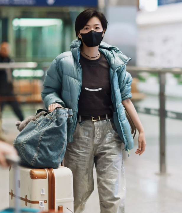 万茜现身机场她这回搭配的很有潮流时尚之美
看起来也格外的显年轻
万茜里面穿黑色打