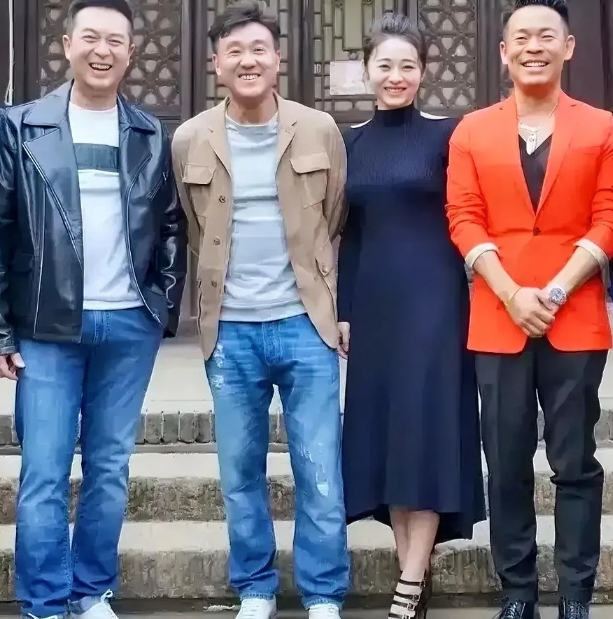 中间的二位是何冰和李小冉，左边的是谁？右边的是谁？看了半天，愣是没认出来。