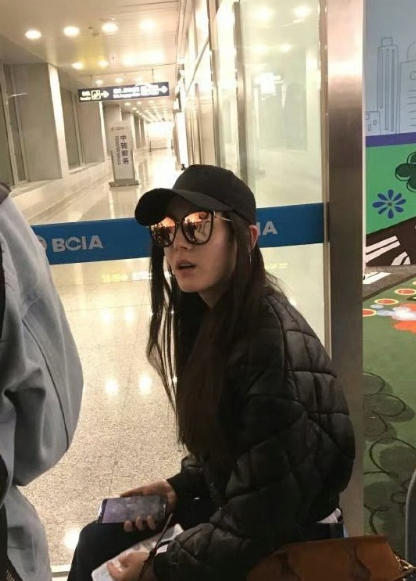 记得你初次登台时，眼中闪烁着紧张与期待的光芒