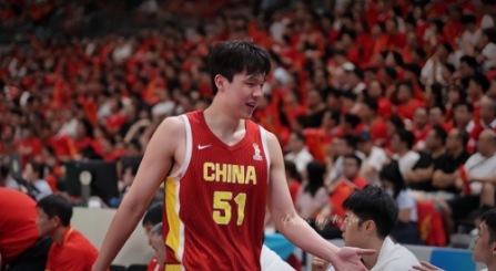 杨瀚森谈郭士强对阵黎巴嫩最后一攻的战术布置。杨瀚森绝杀黎巴嫩赛后接受杨鸣采访时被