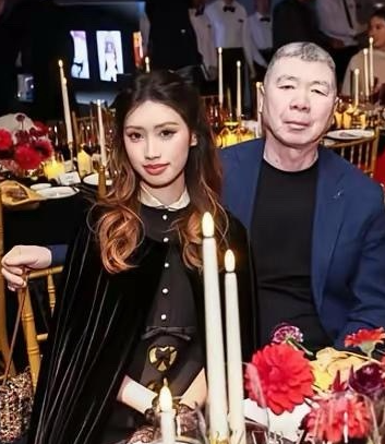 有些女人天生就是享福的命。你就看看20岁的徐朵吧。
虽然她在三个月大的时候被遗弃