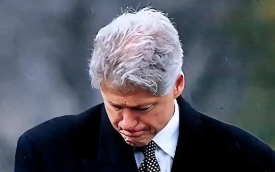 特朗普骂克林顿只是表面英明，犯下一个大错误，不该让中国加入WTO，那美国就能持续霸权…