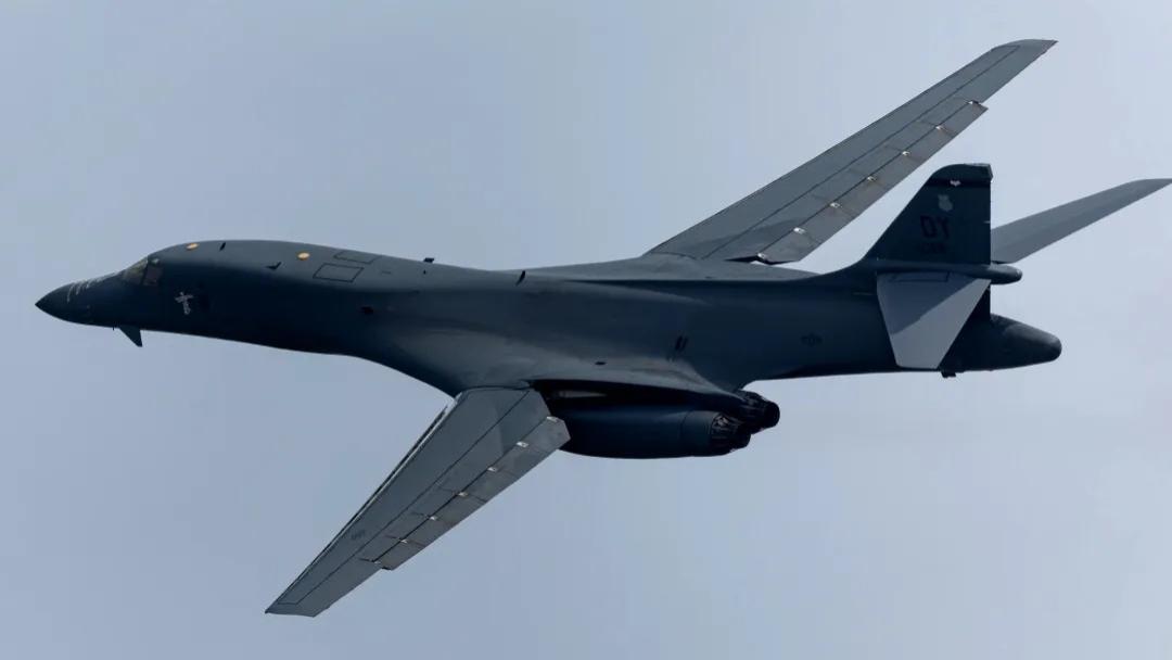 美军B-1B横跨半个地球的轰炸：德黑兰陷入火海，第三艘航母入场，川普的4周计划进入高潮！