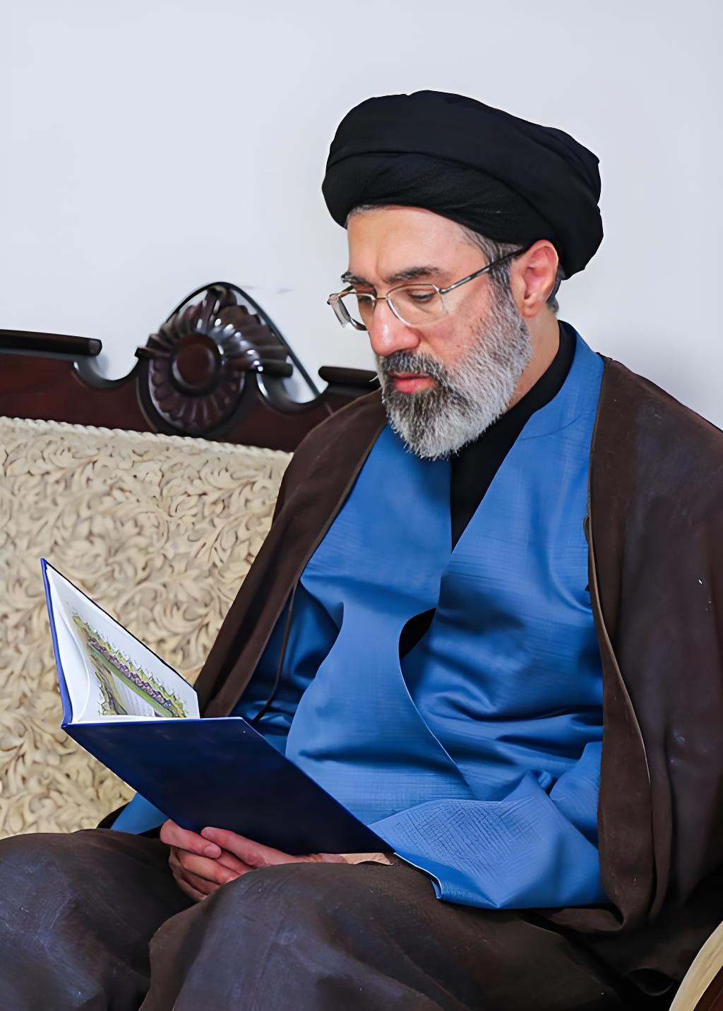 父死子继。穆杰塔巴·哈梅内伊被伊朗专家会议选为第三任最高领袖，首次露面全球讲话。