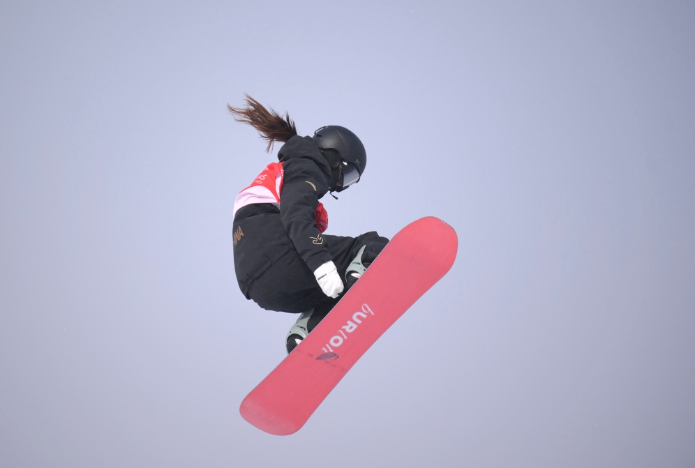 2月8日晚，在冬奥会女子单板大跳台资格赛中，来自北京的19岁小将张小楠发挥出色，