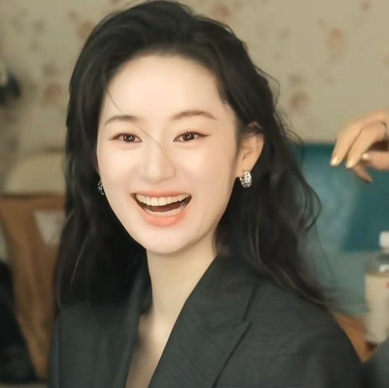 方穆静你原来这么美
郭晓婷因扮演方穆静强势闯入大众视野
在剧中方穆静是一个内敛又