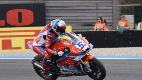 在摩托赛事荷兰站中，张雪机车在BOP性能限制的不利条件下上演戏剧性操作：原本稳稳