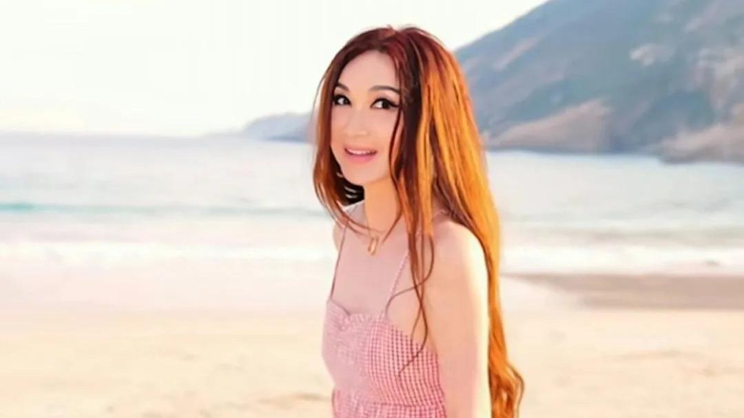 59岁前TVB花旦晒美照，打扮似少女引争议，网民吐槽发型千年不变