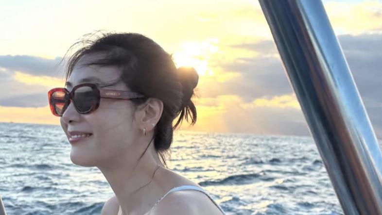 崔智友晒新照：白色吊带装丸子头很清爽，与友人游玩很开心