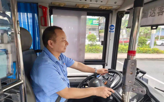 我是迪卡镇的公车司机，陪着镇长去市里开会，被市委书记撞见了，他怒骂镇长：这种人才你居然让他开车…