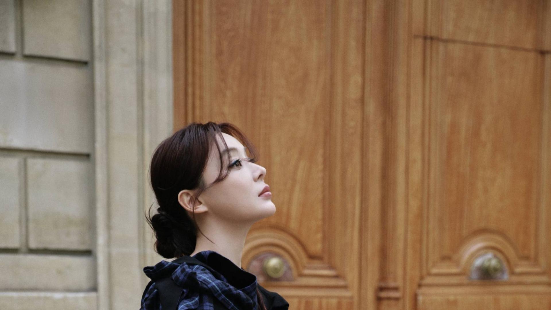 袁姗姗亮相巴黎时装周，异国千金风范引热议