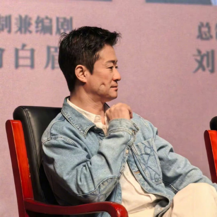 吴京身体可千万别出问题啊，水肿好像有点严重呢。吴京带着电影《镖人》剧组出席线下活