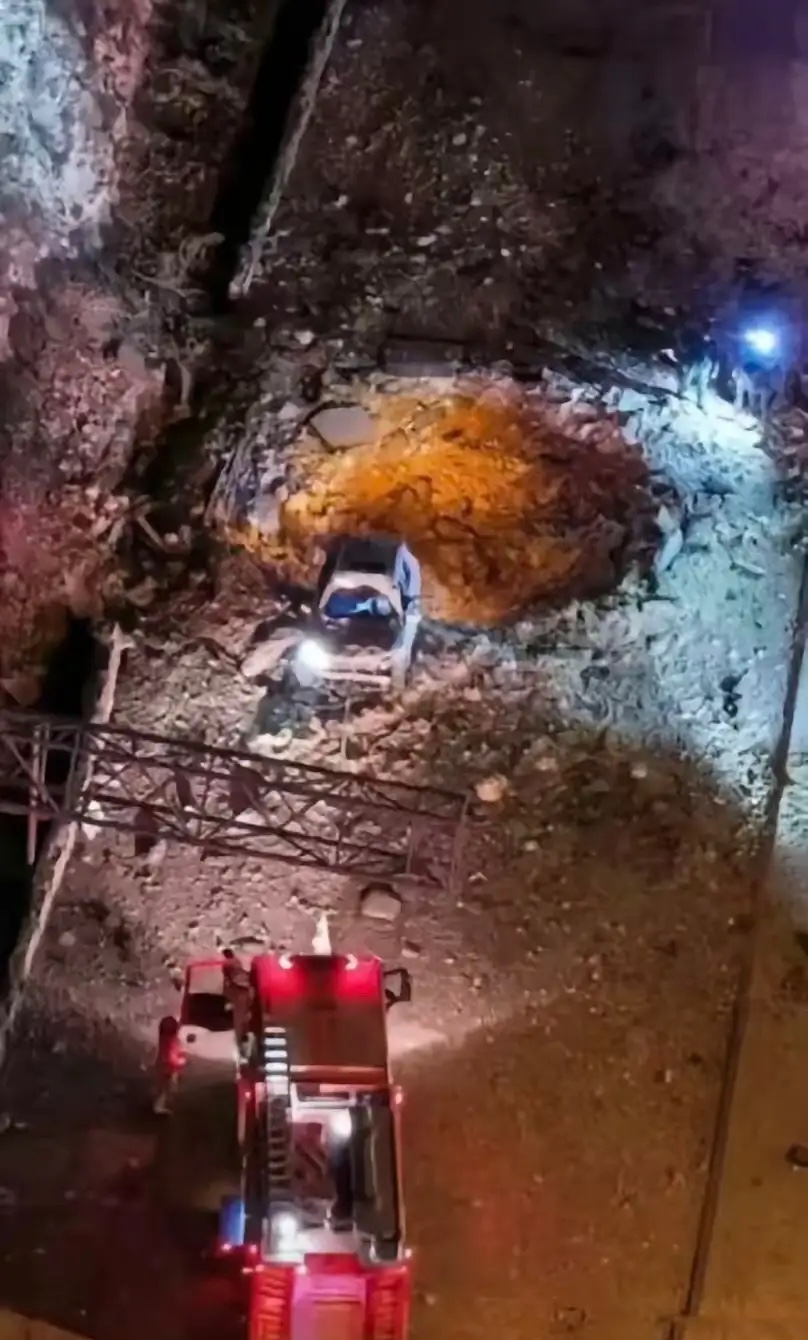 美伊打仗，
又打火了中国制造！

伊朗发射导弹袭击耶路撒冷，不小心炸到一辆正在行