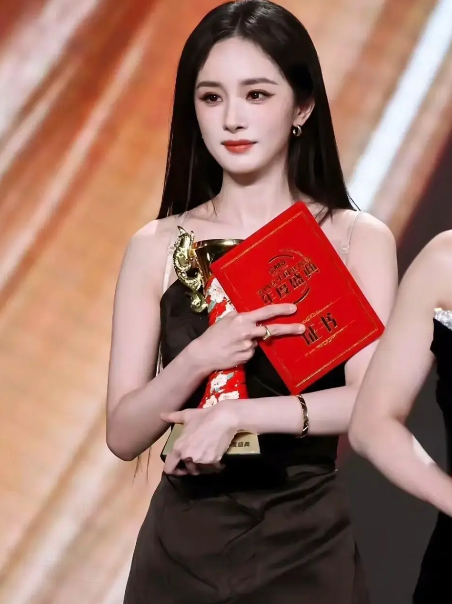 杨幂斩获“总台视后”，流量花转型这回稳了？
她凭《生万物》拿下主流奖项。这么多年