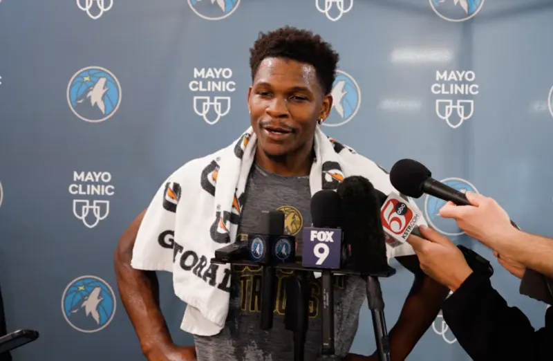 NBA季后赛首轮，森林狼将对阵掘金。

森林狼球员安东尼-爱德华兹在接受记者采访