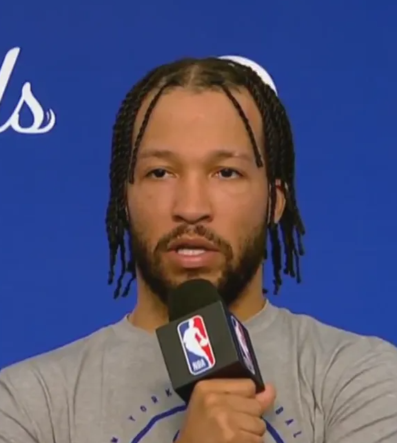 尼克斯球员杰伦-布伦森接受采访，被问到球队在总决赛G3前需要改进哪些方面。
布伦