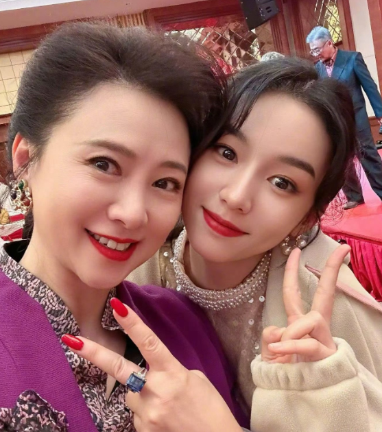 大美女翁虹在社交平台发布一条新动态，她发文说
“你好1983今日开播，我有自己的