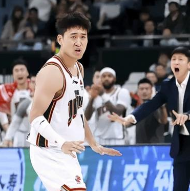 姜伟泽22分，吉林男篮险胜宁波取得3连胜。CBA常规赛，吉林男篮客场挑战宁波，这
