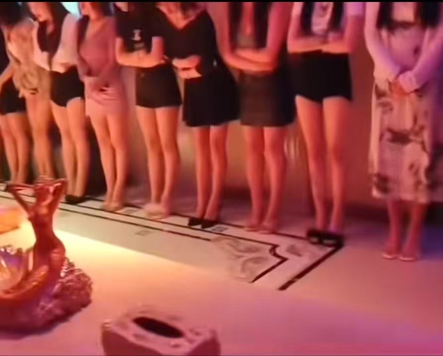 河北，男子在KTV点了一个公主陪唱，看对方漂亮，给她5000约出去开房。两人交易